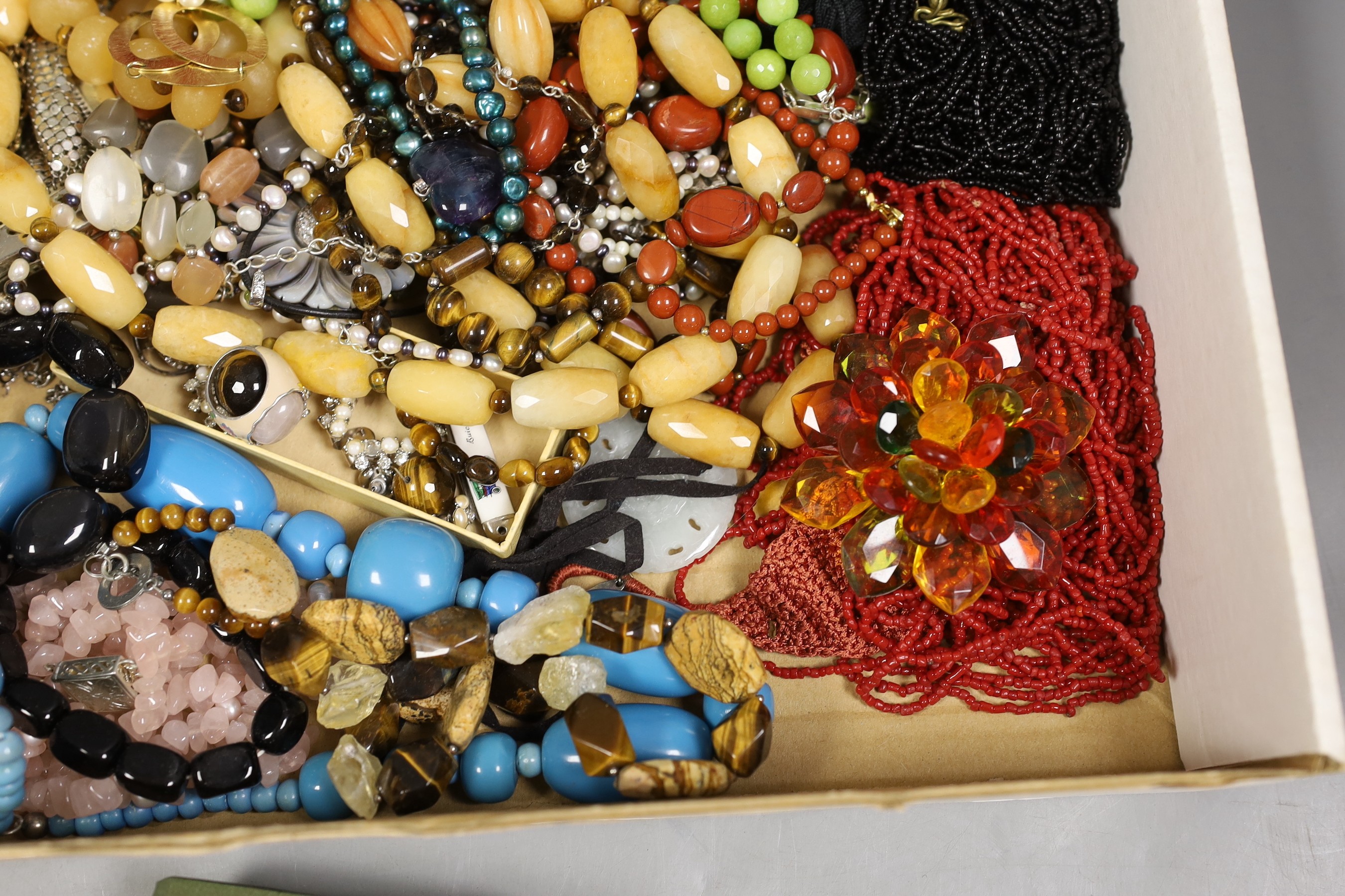A quantity of assorted costume jewellery.